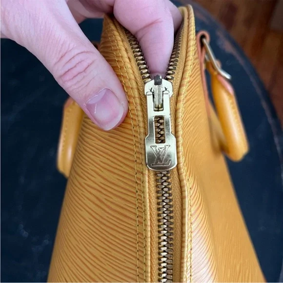 Louis Vuitton EPI Leather Alma PM Bag - Picture 10 of 16